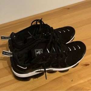 Vapormax black and white Size 10